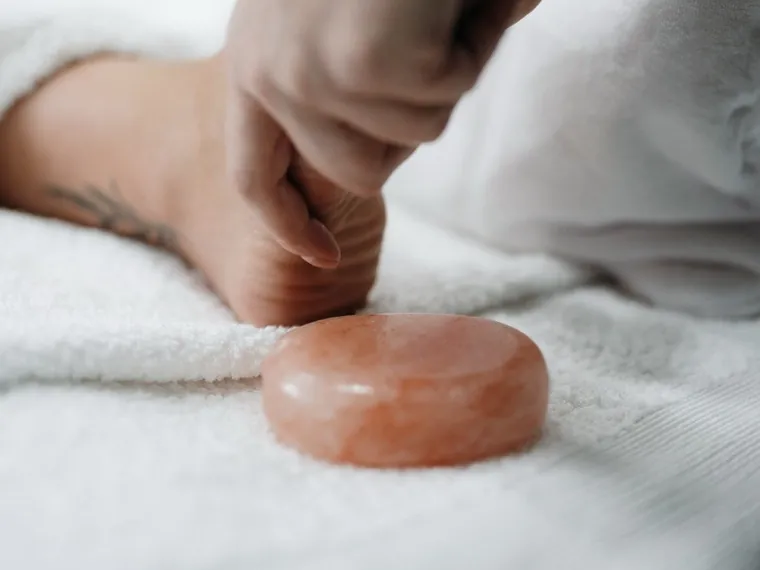 Himalayan salt stone thermotherapy treatment